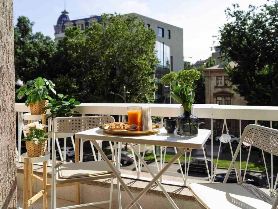 Bright 2Br Apartment - Top Location - City Balcony Bucureşti Ngoại thất bức ảnh