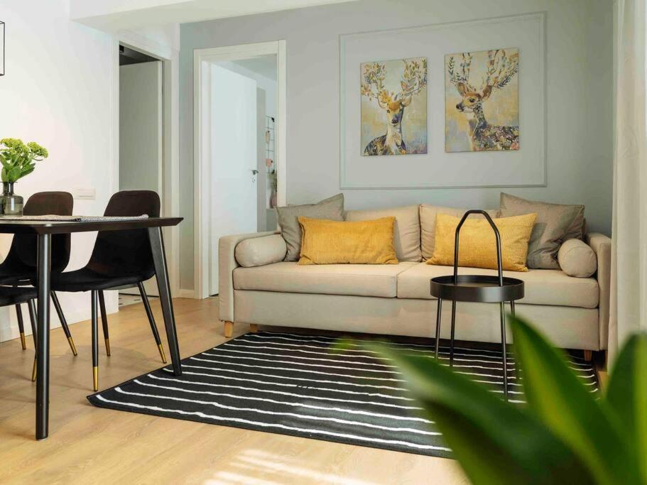 Bright 2Br Apartment - Top Location - City Balcony Bucureşti Ngoại thất bức ảnh